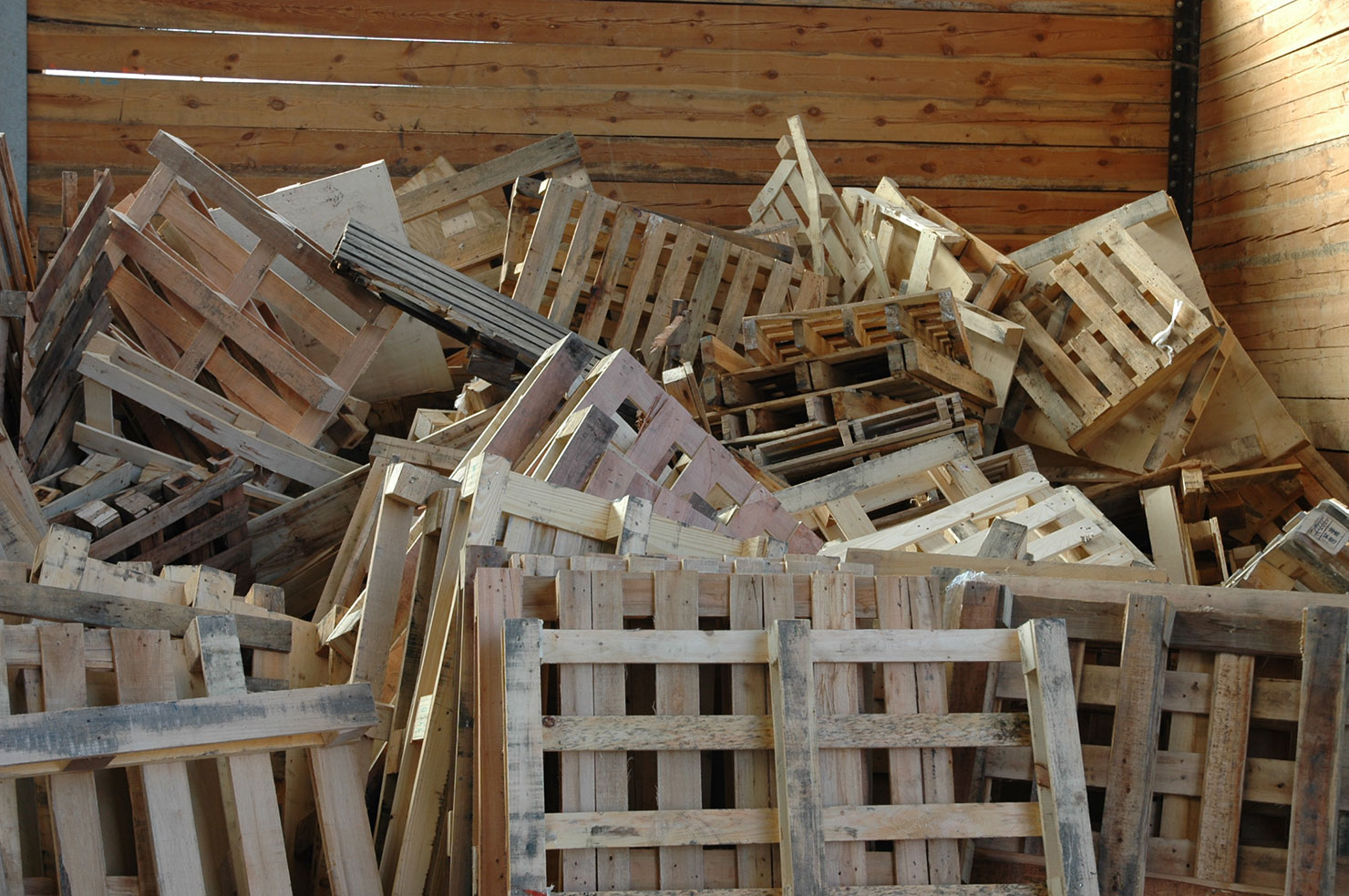 Holz richtig auf den Wertstoffhöfen der FES-Gruppe entsorgen 