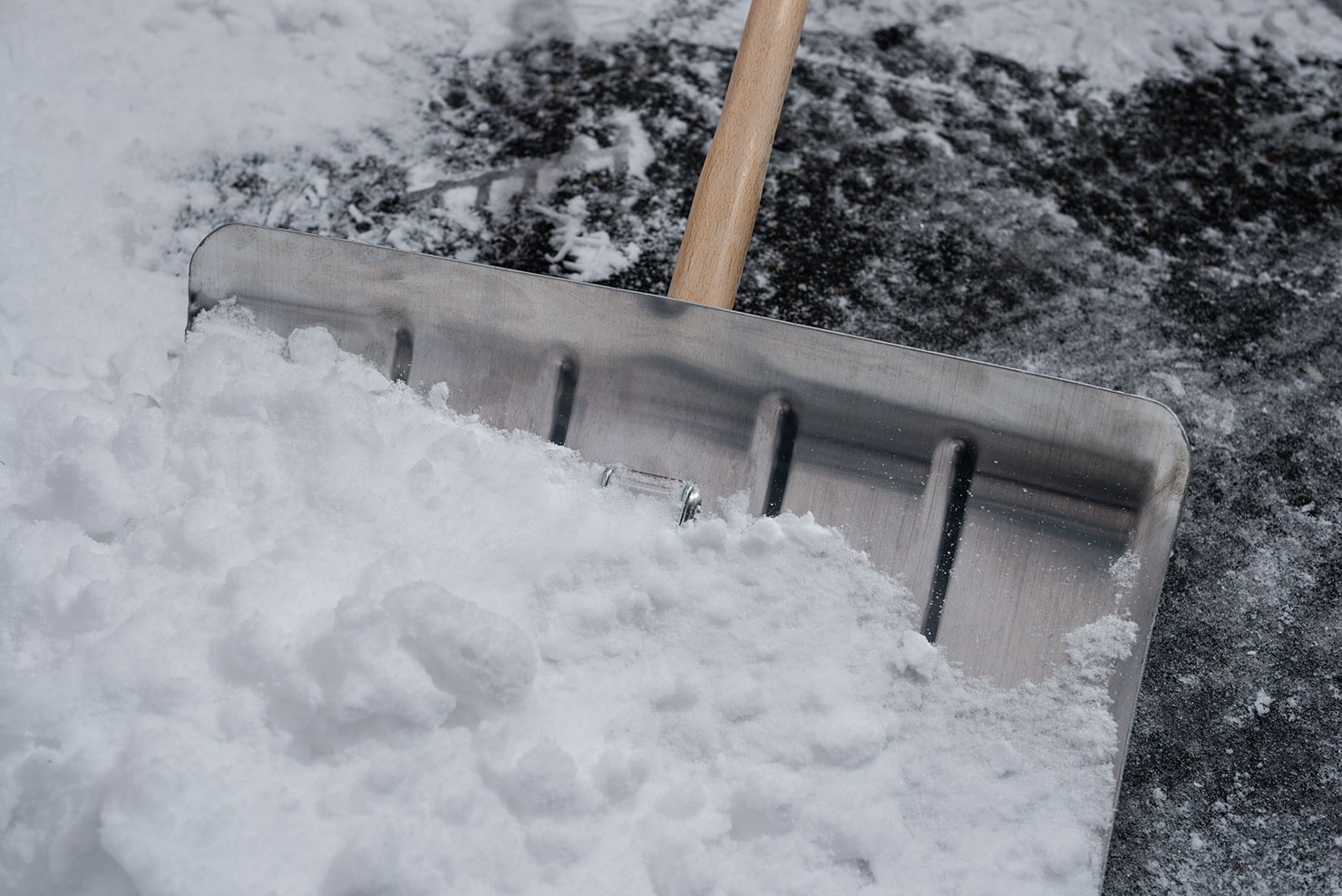 Sie brauchen Unterstützung, um dem Winter zu trotzen? Überlassen Sie den Kampf gegen Eis und Schnee einfach einem professionellen Dienstleister. Das spart Personal- und Fahrzeugkosten und nicht zuletzt Ihre kostbare Zeit.