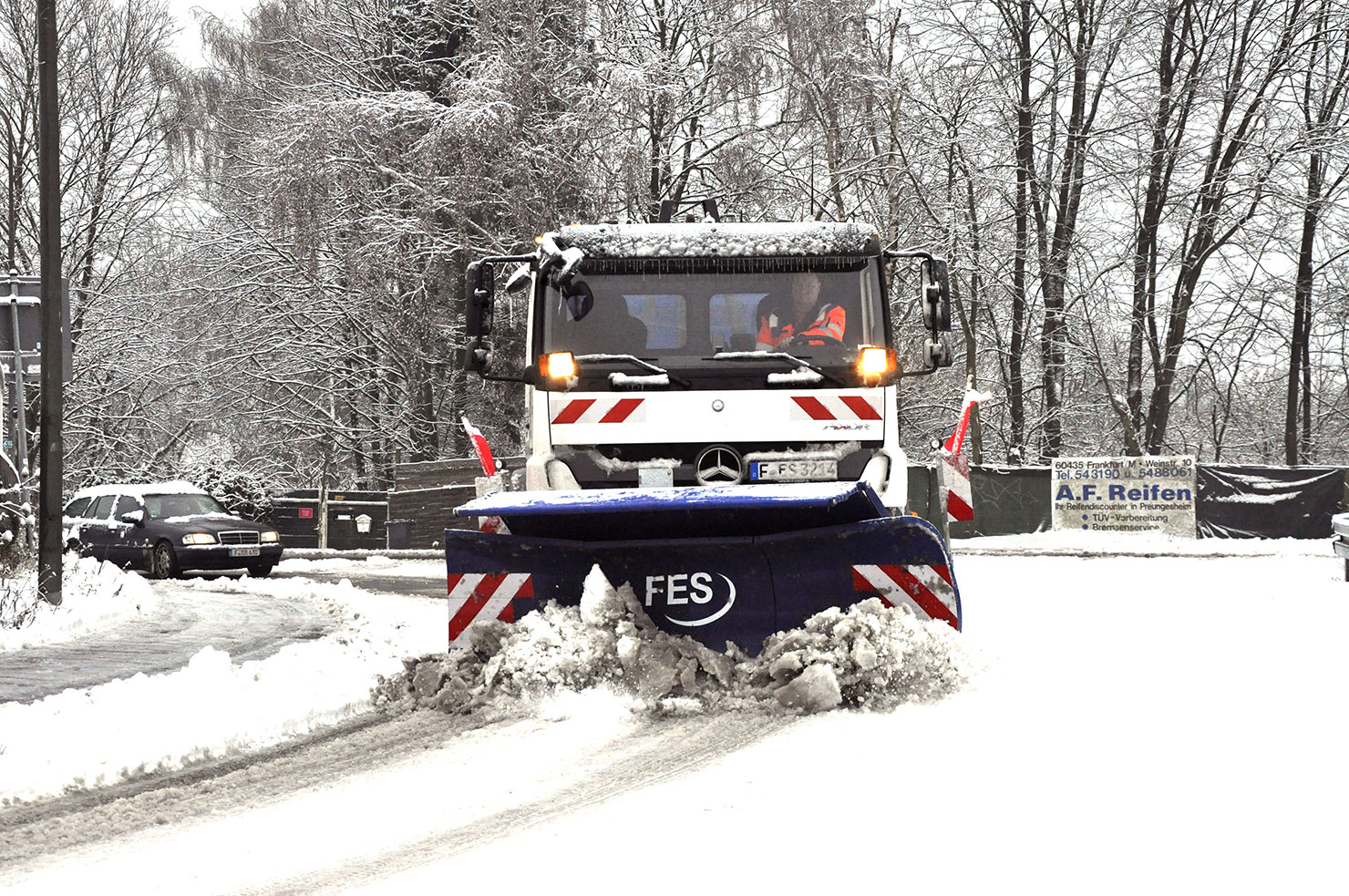 Professioneller Winterdienst in Frankfurt am Main mit der FES-Gruppe.