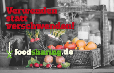 Kiste mit geretteten Lebensmitteln vor Graustufen-Hintergrund.