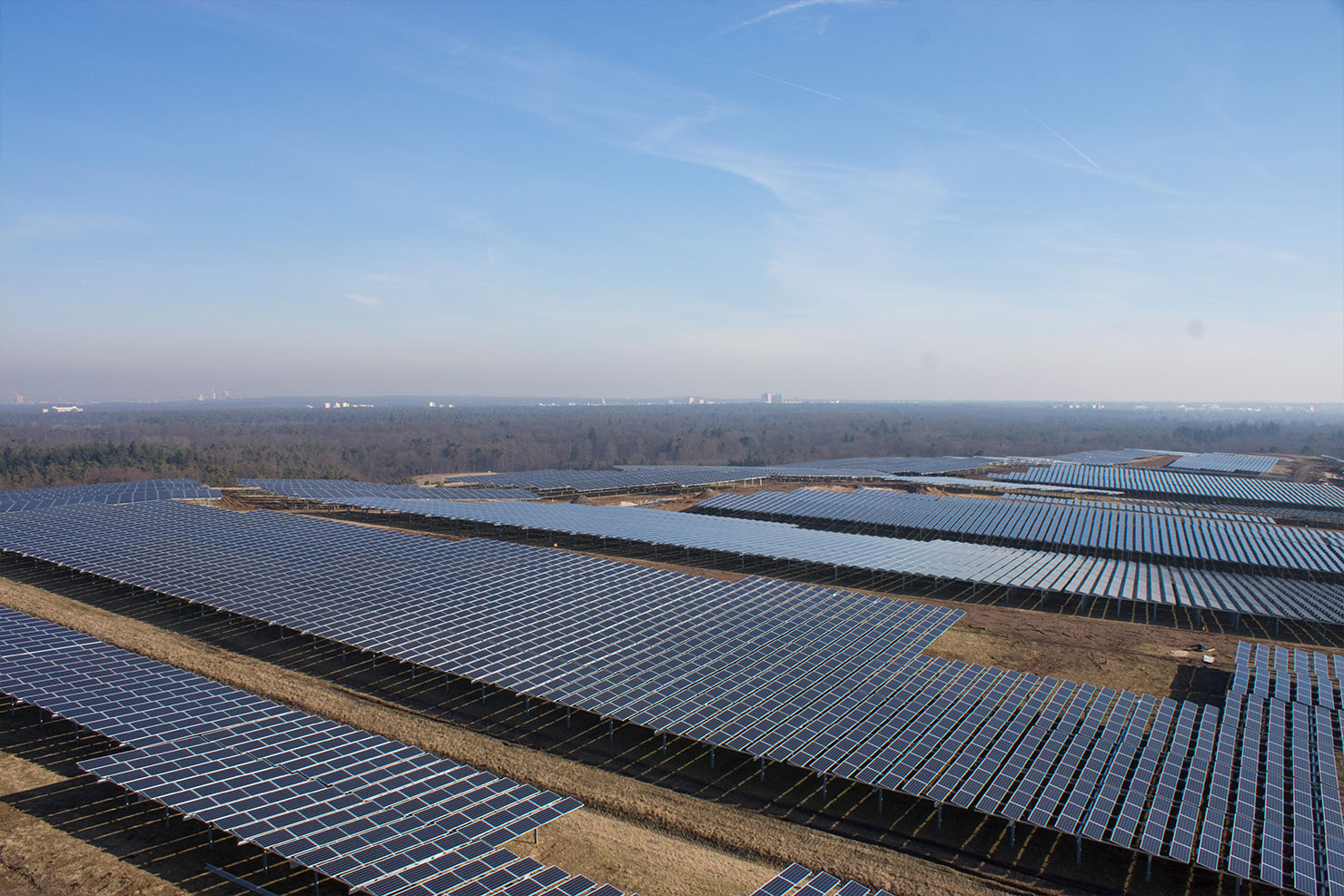 Der Rhein-Main-Solarpark (RMS) wird von der mainova und der FES Frankfurt geführt.