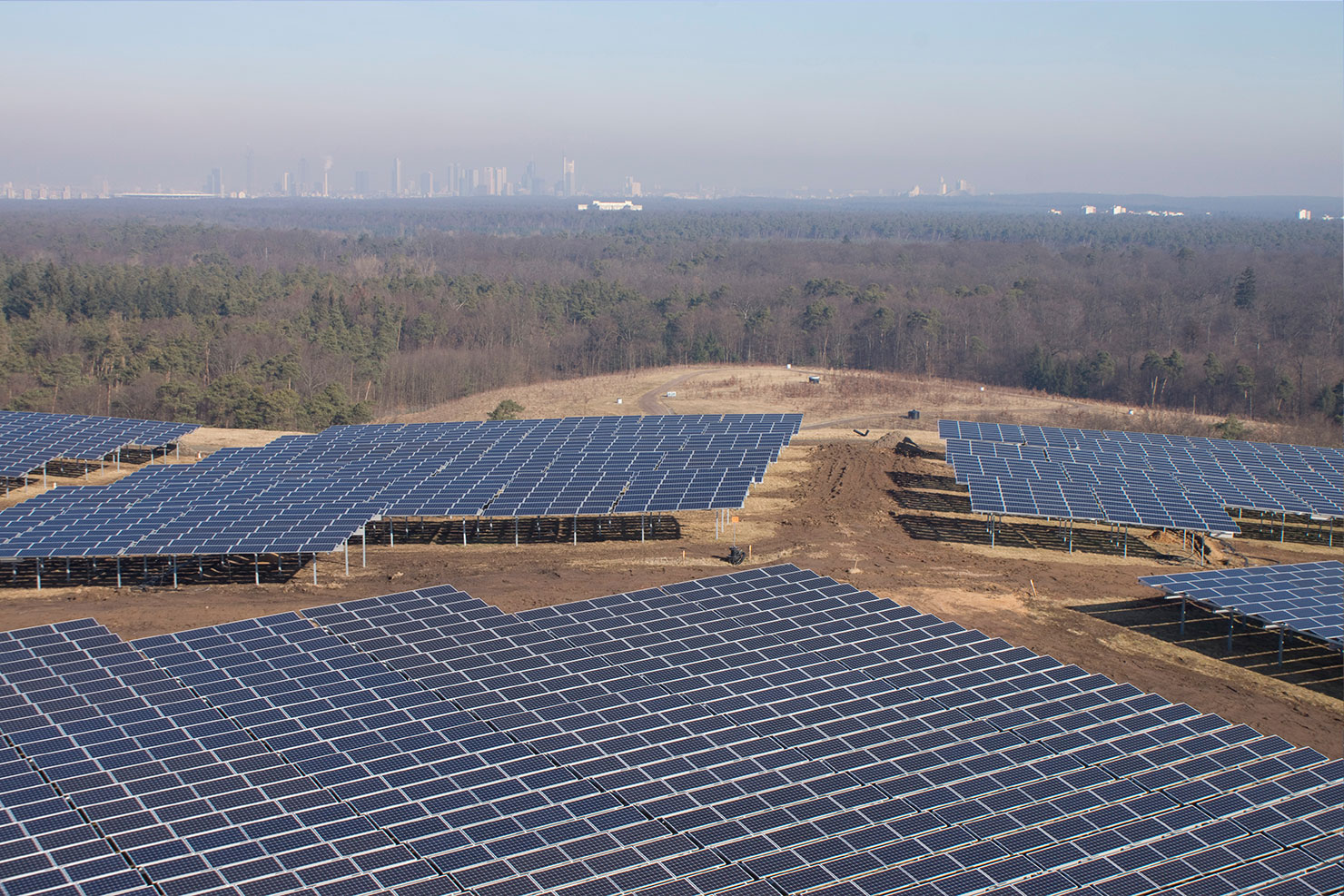 Der Rhein-Main-Solarpark (RMS) wird von der mainova und der FES Frankfurt geführt.