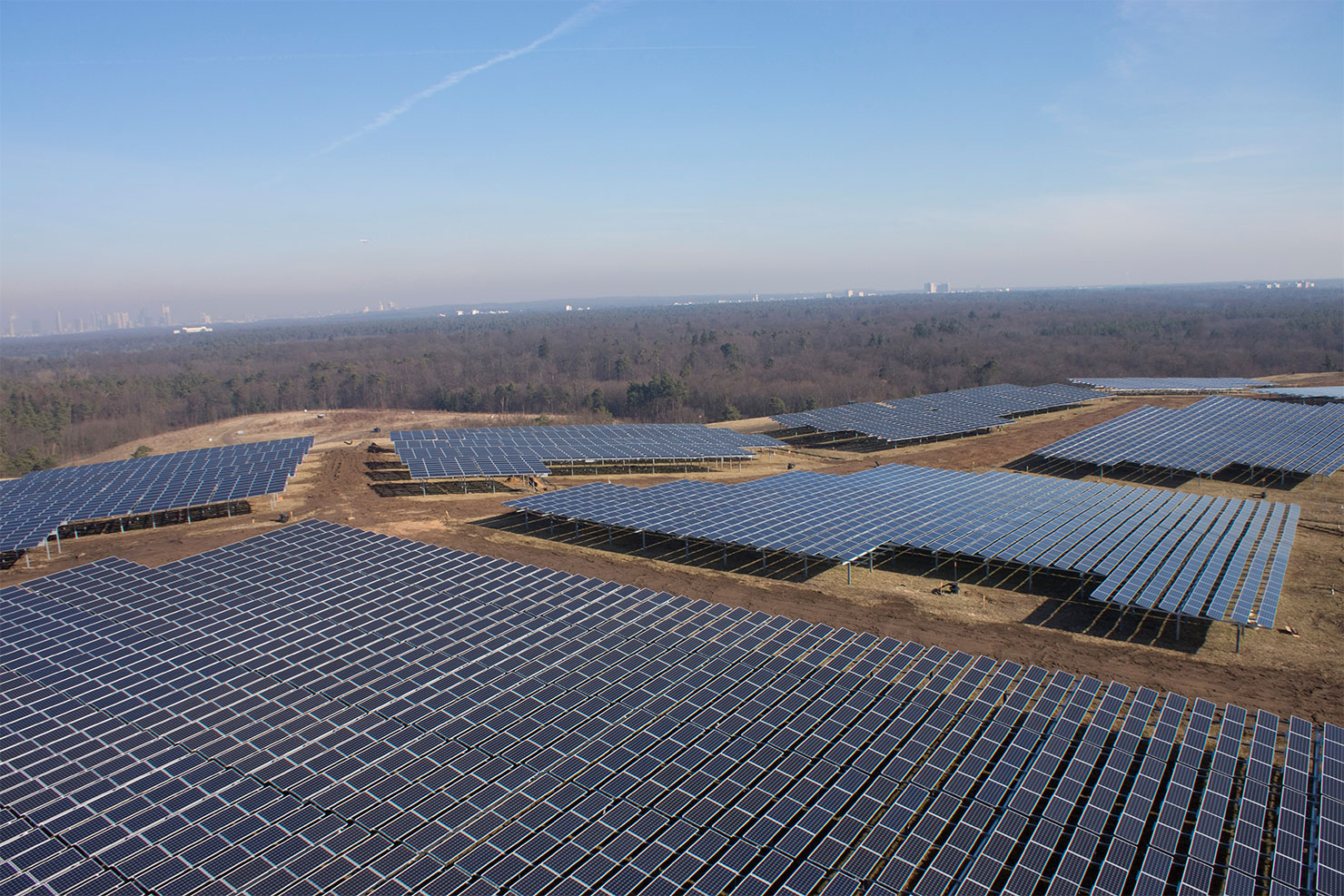 Der Rhein-Main-Solarpark (RMS) wird von der mainova und der FES Frankfurt geführt.