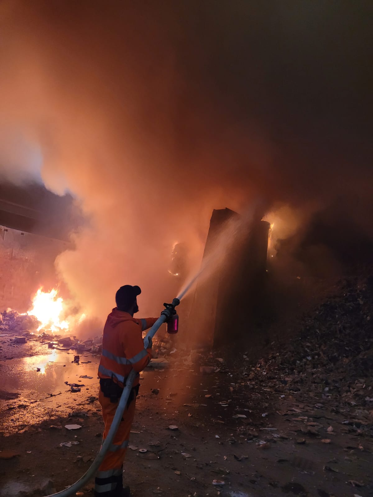 Löscharbeiten in der Gewerbeabfallsortieranlage