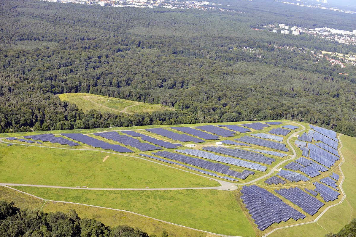 Der Rhein-Main-Solarpark (RMS) wird von der mainova und der FES Frankfurt geführt.