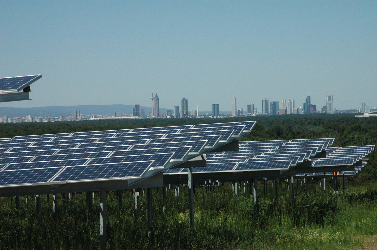 Solarpark mit Blick auf Skyline Rhein-Main