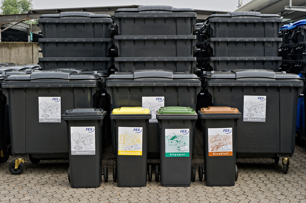 Mehrere Abfallcontainer in einer Reihe 
