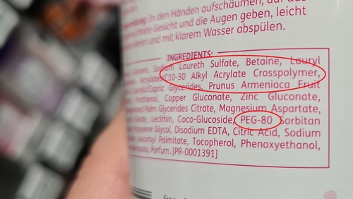 Zutatenliste auf Verpackung mit rot markierten Mikroplastik-Begriffen.