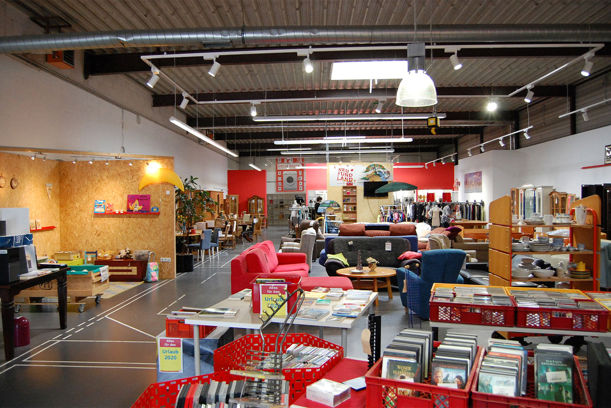 Innenaufnahme eines Veranstaltungsortes mit Tischen und Dekoration