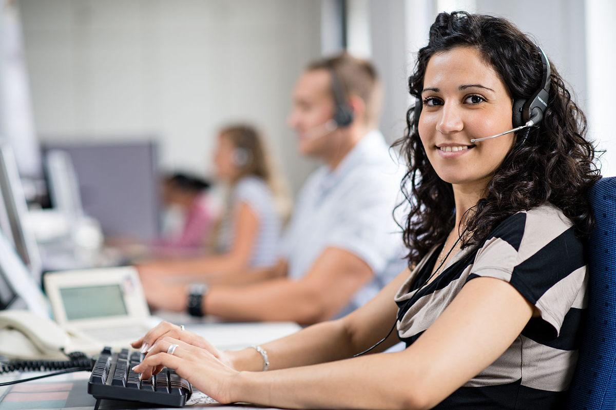 Eine freundliche FES-Mitarbeiterin im Kundenservice berät am Telefon.