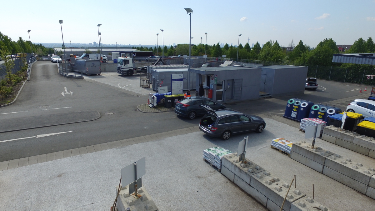 Luftaufnahme des Wertstoffhofs Nord in Frankfurt mit den verschiedenen Containern.
