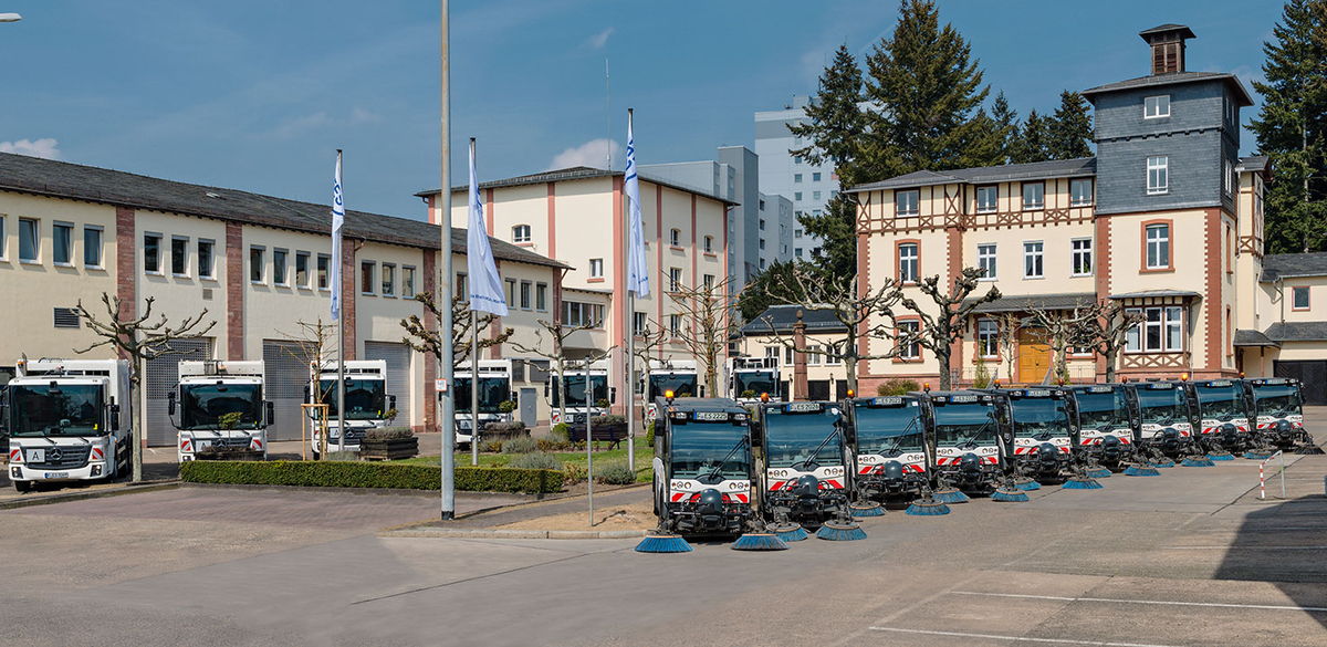 FES-Müllfahrzeuge auf Betriebsgelände