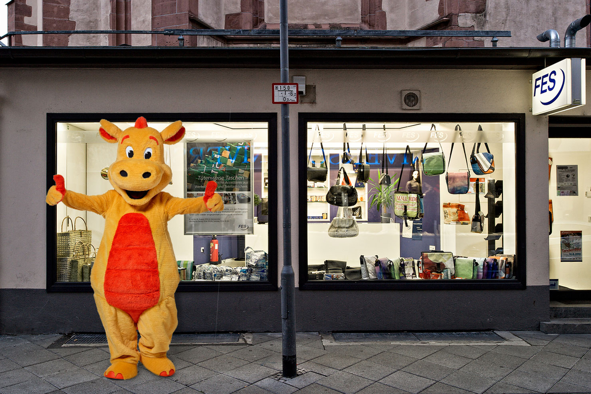 Fessie-Maskottchen vor Schaufenster 