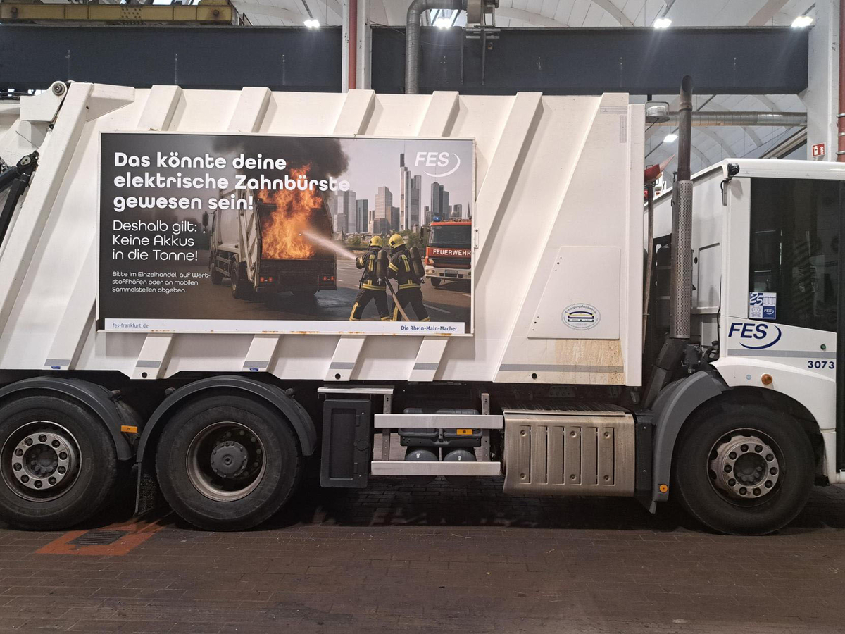 Fahrzeug mit Motiv eines brennenden Müllwagen aufgrund von falscher Akkuentsorgung