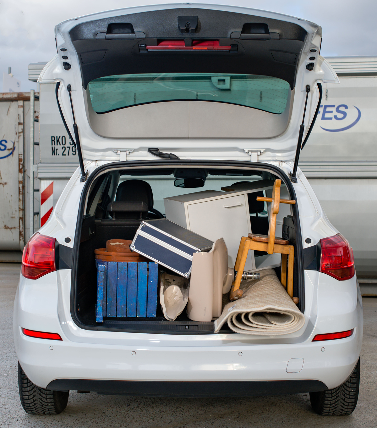 Geöffneter Kofferraum voller Sperrmüll