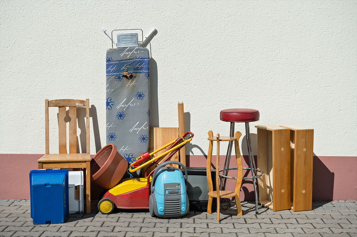 Sperrmüllhaufen mit Möbeln und Haushaltsgegenständen