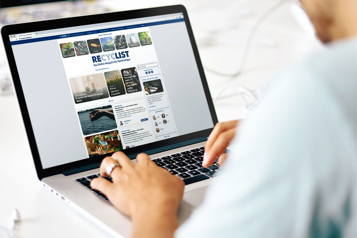 Person hält laptop mit Recycling-Statistiken in der Hand