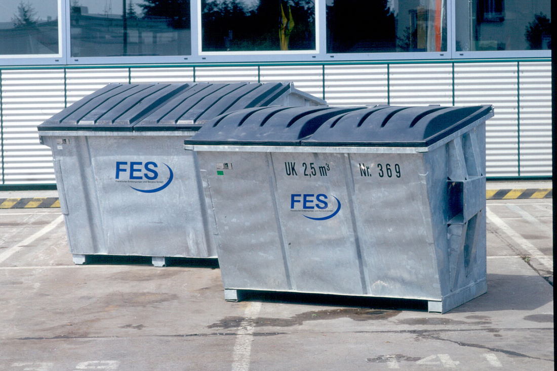 Metallcontainer mit FES-Aufschrift auf Hof
