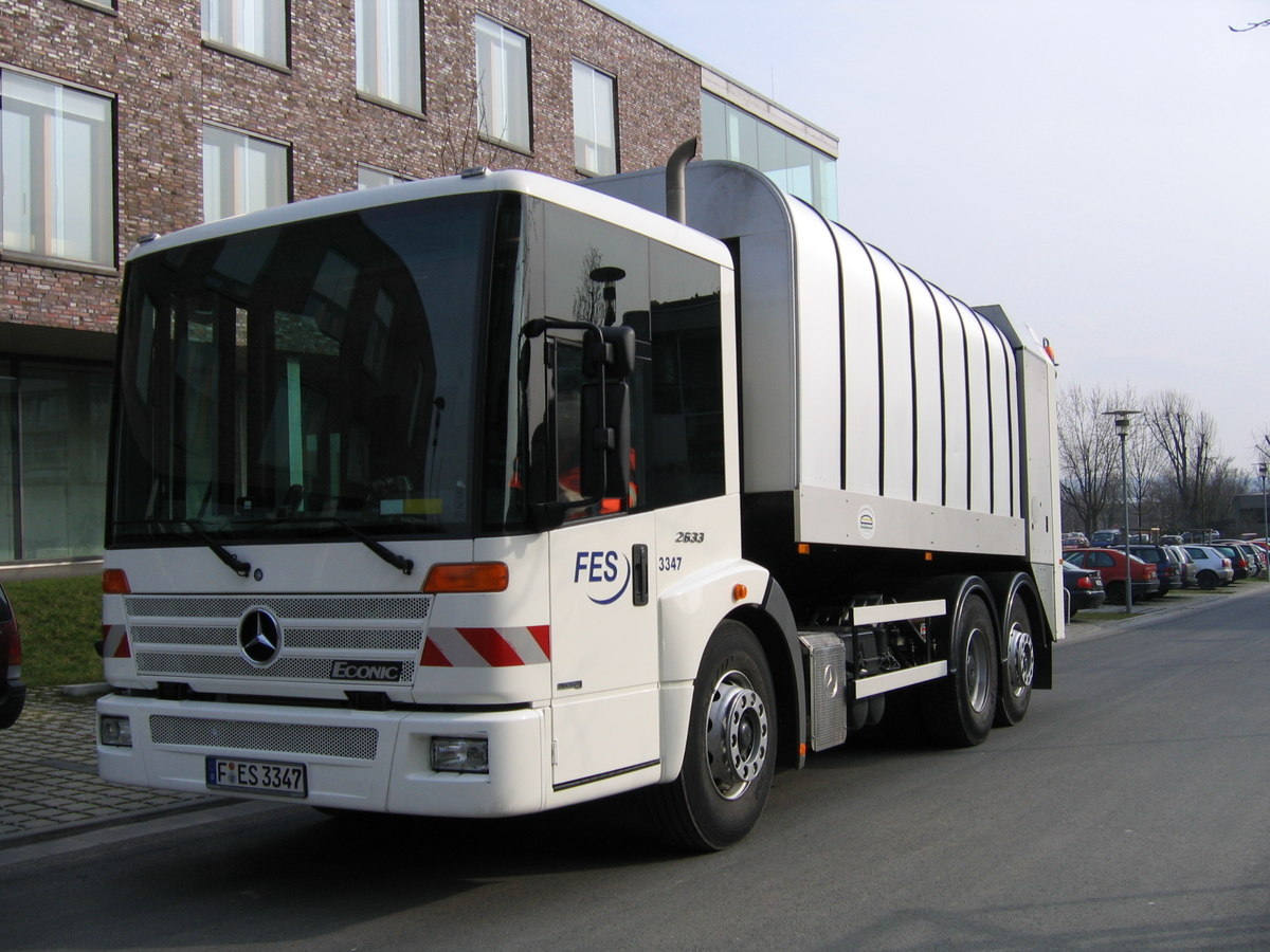 Müllwagen mit Rotopress-System auf Straße