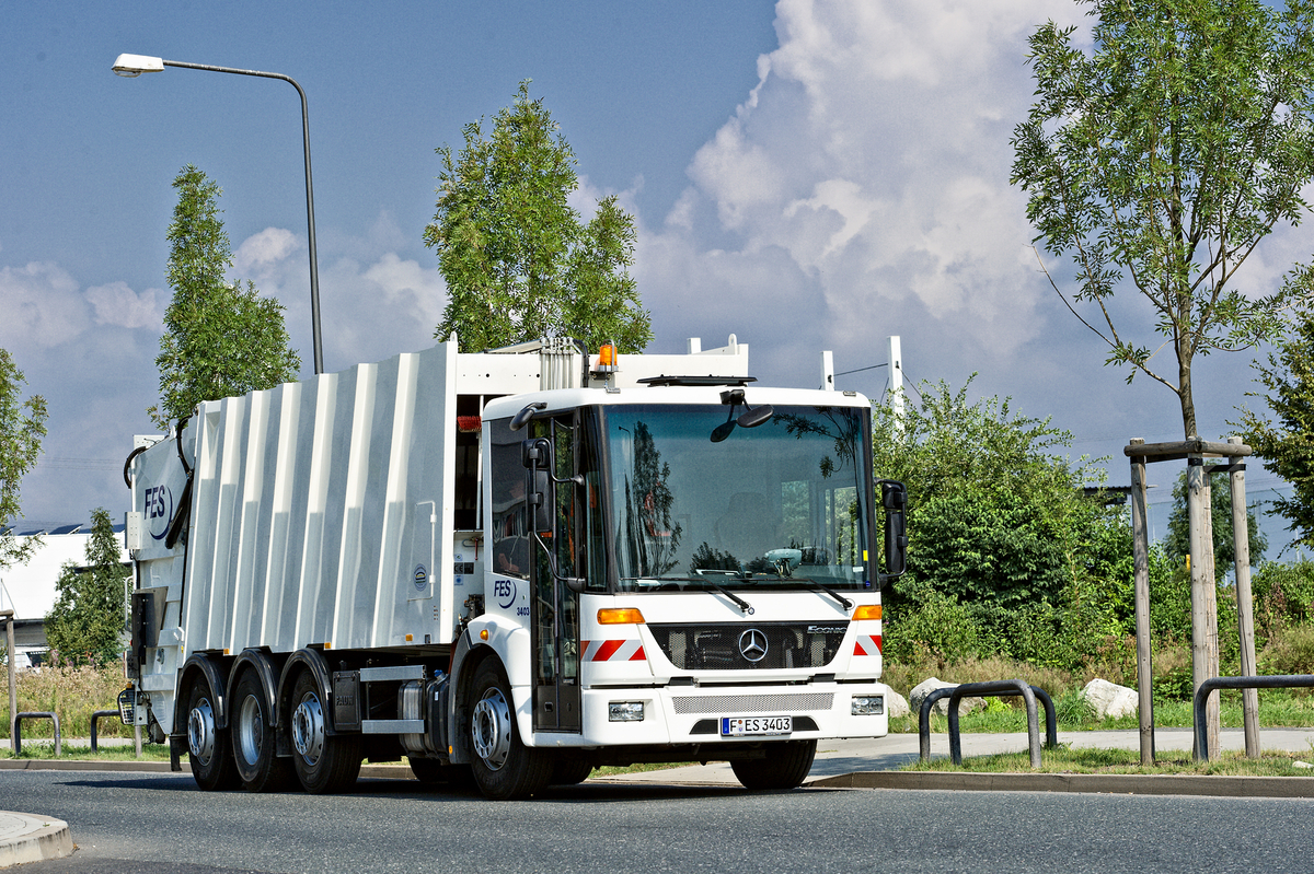 Heckladender Müllwagen im Einsatz