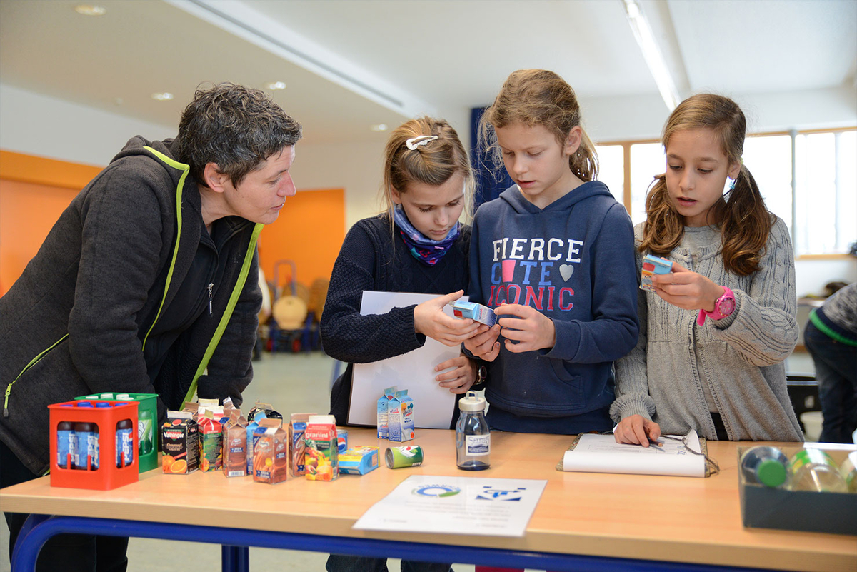 Pädagoge und Kinder bei Bastelaktion