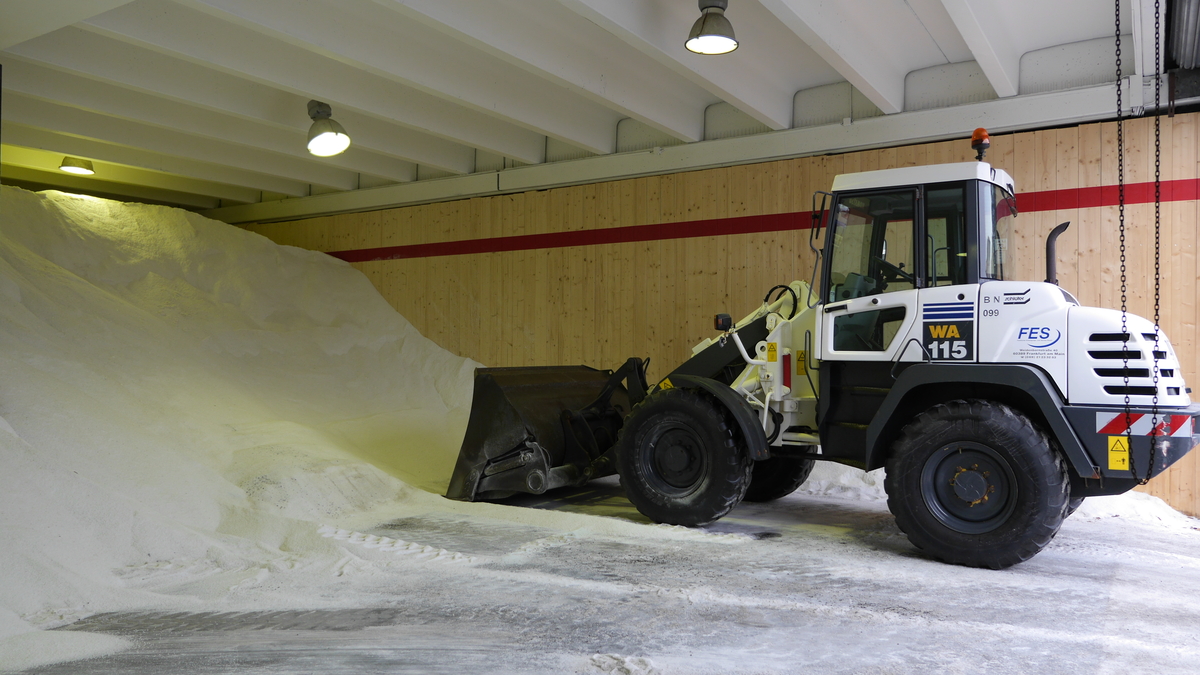 Salzlagerhalle mit Radlader