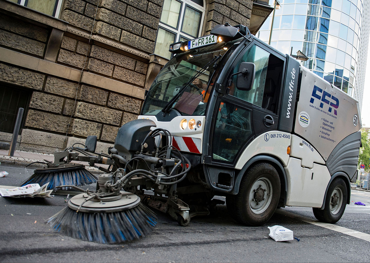 Straßenreinigungsfahrzeug reinigt große Fläche