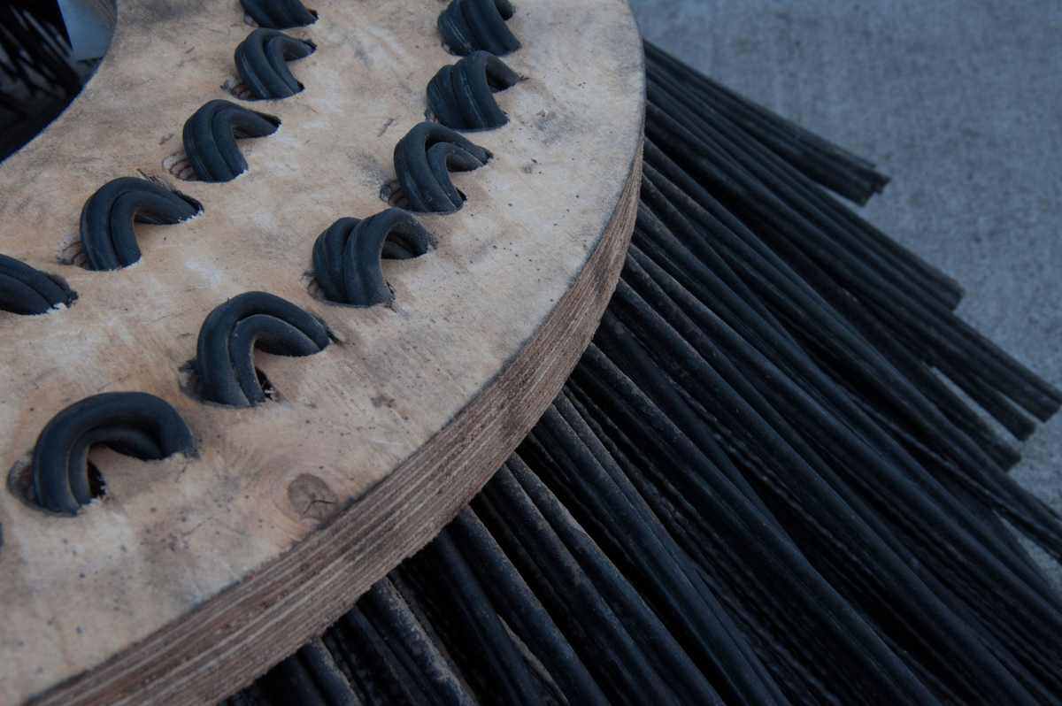 Bürste einer kleinen Kehrmaschine in Nahaufnahme