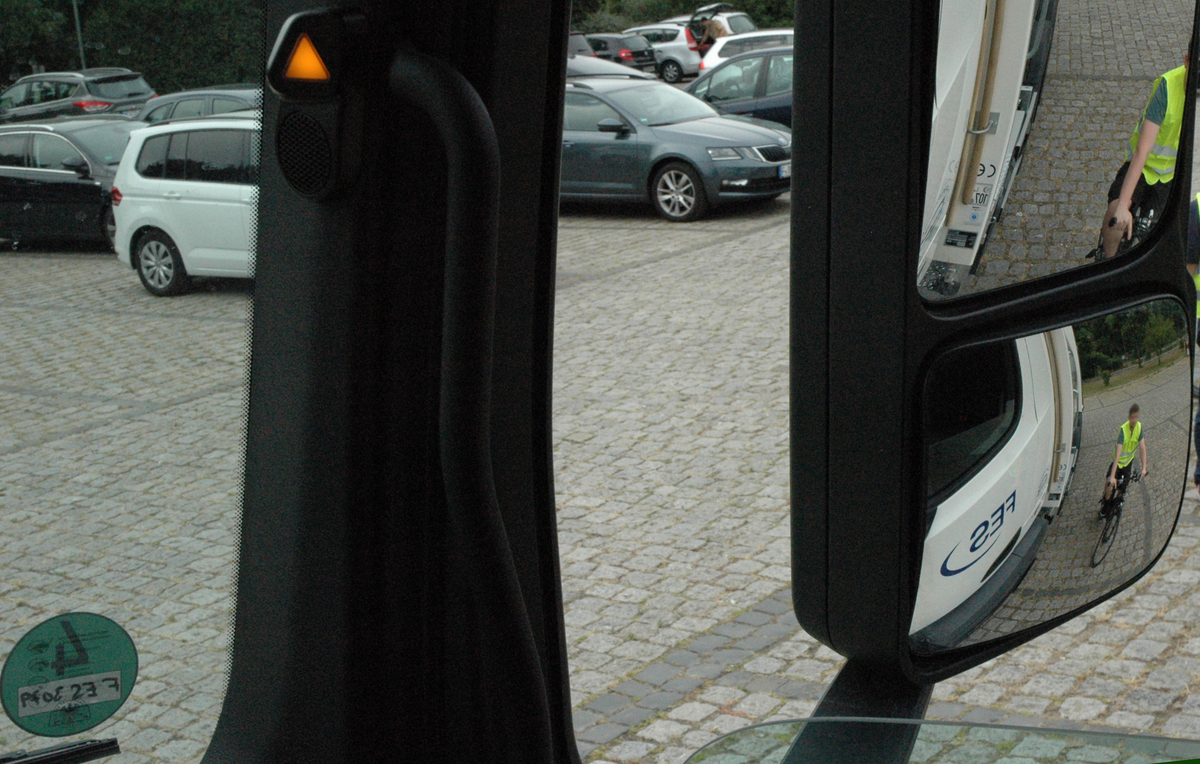 Ein FES-LKW biegt an einer Kreuzung ab und demonstriert den Abbiegeassistenten.